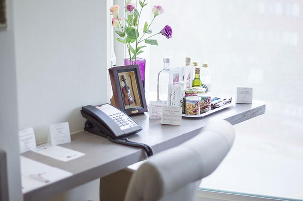 Suites Contempo Mexico City Exterior photo A typical hotel room telephone